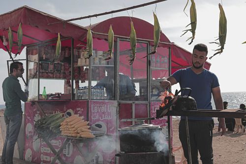 'Je ne peux pas perdre mon emploi' : Les vendeurs du bord de mer dénoncent l'embourgeoisement de la plage de Gaza